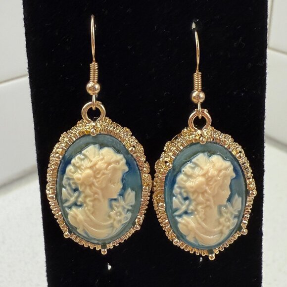 Large Cameo Dangle Earrings NWOT - Picture 4 of 5
